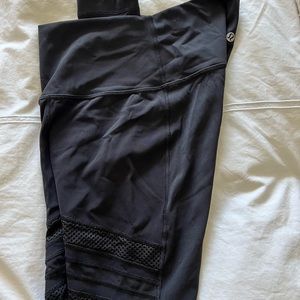 Lululemon training wunderunder with mesh detail size 6